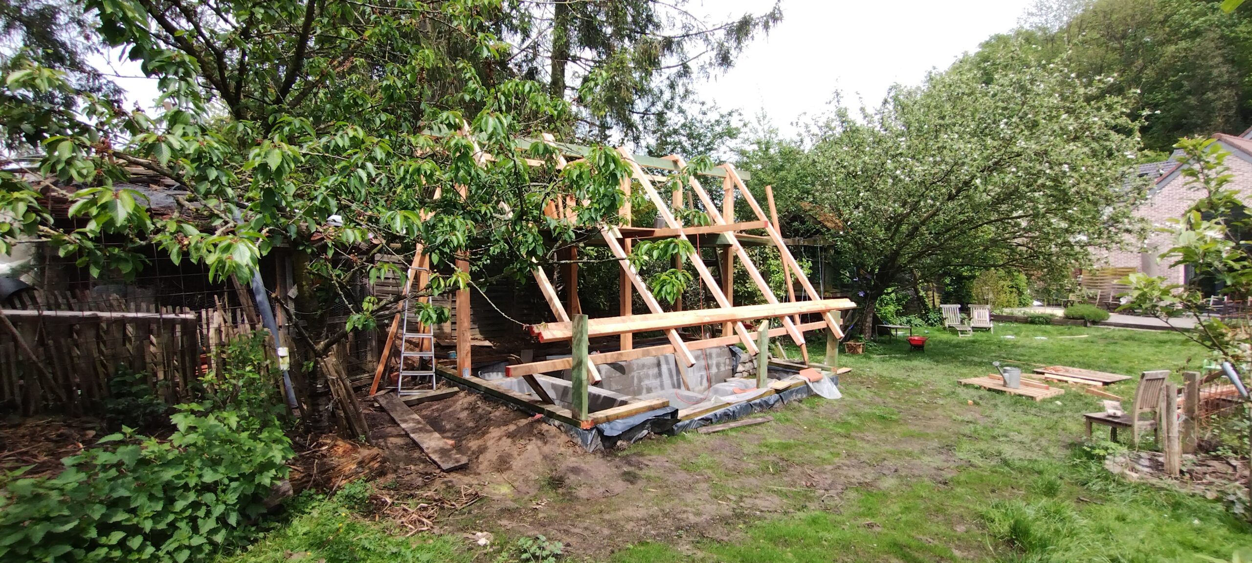 Le prototype a été conçu comme une composante du lieu de vie, et non comme un équipement isolé dans le jardin.